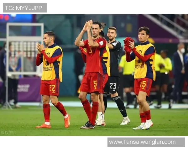 现代足球战术演变与创新分析 如何在比赛中实现攻守平衡与团队协作